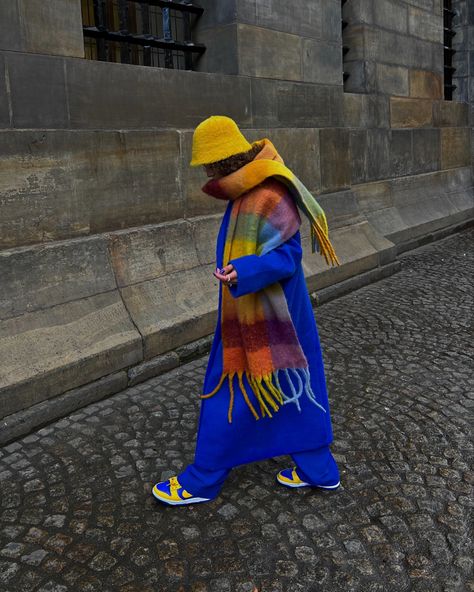 colorful, winter fashion, outfit, winter fit Blue Coat Street Style, Cobalt Blue Outfit, Blue Coat Outfit, Acne Studios Scarf, Minimalist Capsule Wardrobe, Plaid Outfits, Blue Coat, Trends 2023, Blue Coats