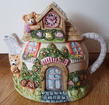 La vie est belle on X: "Need these teapots https://t.co/epHqttjNU3" / X Vintage Teapots Unique, Tea Pot Aesthetic, Whimsical Teapots, Teapot Cookies, Cute Teapot, Novelty Teapots, Pottery Houses, Pottery Painting Designs, Teapots And Cups