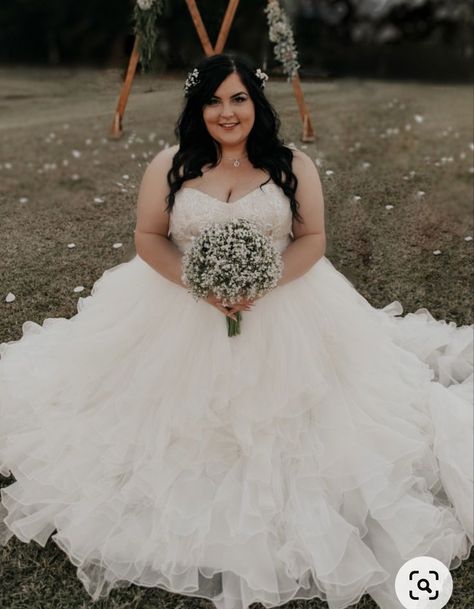 Wedding Photos For Bigger Brides, Curvy Bride Poses Photo Ideas, Bridal Portraits Plus Size, Wedding Photo Ideas For Plus Size Bride, Bridal Hair Plus Size Bride, Plus Size Wedding Pictures Poses, Plus Size Bridal Portraits Poses, Wedding Picture Ideas Plus Size, Wedding Photos For Plus Size Brides