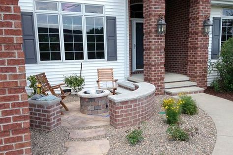 Front yard fire pit -- a twist on the traditional front porch or patio // Pavers Patio, Diy Patio Ideas, Front Yard Patio, Front Yards Curb Appeal, Small Outdoor Patios, Concrete Patios, Patio Steps, Patio Pavers, Gravel Patio