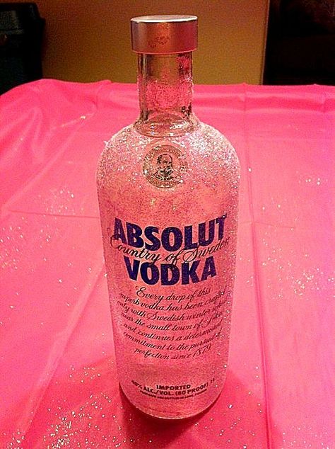 Vodka♥ seriously, a sparkly bottle of vodka?!? Glitter Vodka, Pink Vodka, Glitter Tumblr, Luxury Club, Filmy Vintage, Alcohol Aesthetic, Absolut Vodka, Alcohol Bottles, Getting Drunk