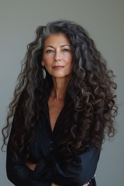 Grey Hair Model Older Women, Old Money Hair Curly, Edgy Classic, Grey Curly Hair, Beautiful Gray Hair, Curly Bangs, Long Curls, Curly Hair Women, Chic Hairstyles