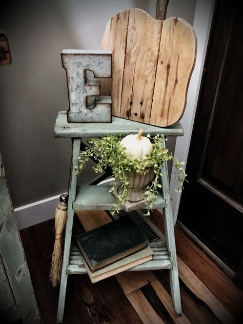 Small Step Ladder Decor Ideas, Old Step Ladders Repurposed, Small Wooden Ladder Ideas, Step Ladder Repurpose, Small Ladder Decor Ideas, Small Ladder Decor, Step Ladder Decor, Step Ladder Ideas, Wooden Ladder Ideas