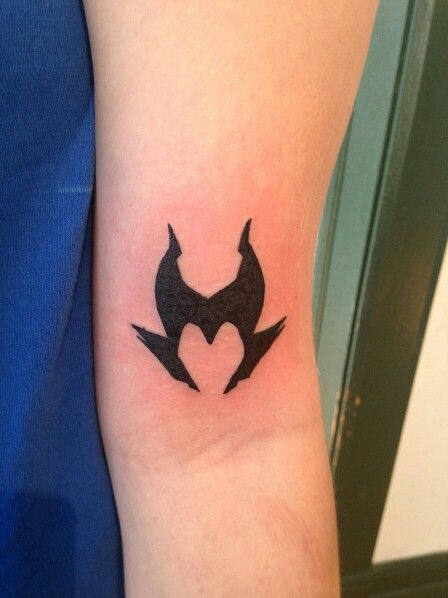 Newest tattoo. Maleficent❤ Melaficent Tattoo, Maleficent Horns Tattoo, Small Maleficent Tattoo, Malificiant Tattoo, Descendants Tattoo Ideas, Malificent Tattoo Design, Maleficent Tattoo, Dark Disney Tattoo, Maleficent Horns