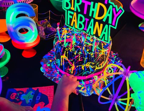 Glow party Glow Party Food, Glow Party Cake, Neon Birthday Cakes, Neon Cake, Glow Party Decorations, Neon Cakes, Colorful Circle, Circle Garland, Neon Birthday