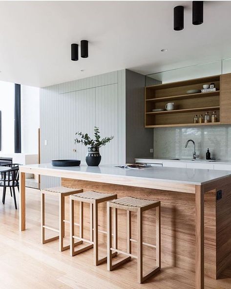 Kitchens of Instagram on Instagram: “Wood done right 👍👍 By @watersheddesign Photo @simonwhitbreadphoto” Danish Kitchen Design, Eichler Remodel, Porter Paint, Timber Kitchen, Instagram Kitchen, Painted Cabinets, Kitchen Room Design, Kitchen Inspiration Design, Green Kitchen