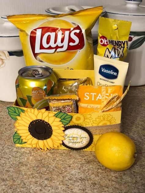 Yellow Foods For Party, Board Night, Yellow Food, Christmas Movie Night, Box Of Sunshine, Color Boards, Yellow Theme, Color Party, Yellow Foods