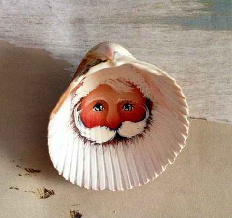 Pretty Florida Cockle sea shell Santa Claus by mypaintinplace Shell Projects, Art Coquillage, Seashell Projects, Beachy Christmas, Nautical Christmas, Seashell Ornaments, Santa Crafts, Shell Crafts Diy, Painted Shells