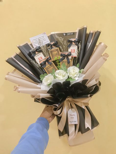 Follow ig @bucket_hampers_batam Bucket Snack Pink, Bucket Wisuda, Diy Bouquet Wrap, Chocolate Hampers, Bouquet Wrap, Birthday Diy, Diy Bouquet, Snack Bags, Flowers Bouquet