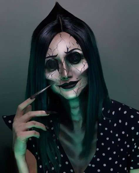 Lo que yo diría que le quedará bn a mi mamá y papi🤪 Coraline Makeup, Halloween Make-up Looks, Halloweenský Makeup, Horror Make-up, Other Mother, Creepy Halloween Makeup, Cute Halloween Makeup, Cool Halloween Makeup, Halloween Makeup Scary