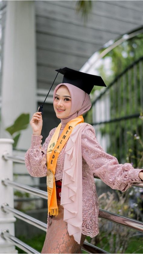 Pose Wisuda Outdoor, Hijab Graduation Outfit, Senior Cap And Gown Photos, Hair For Graduation, Graduation Cap Design Ideas, Cap Design Ideas, Cap And Gown Photos, Graduation Photography Poses, Everything Is Blue