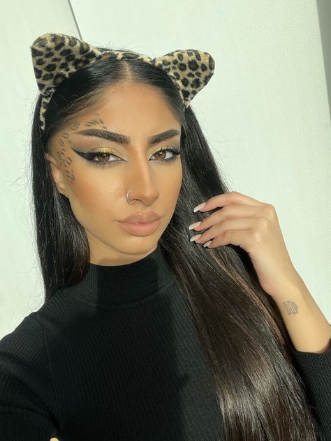 Halloween glam makeup made easy/simple Cheetah Halloween, Easy Glam, Makeup For Halloween, Gold Palette, For Eyes, Eyes Makeup, Cheetah Print, Halloween Makeup, Kylie Jenner