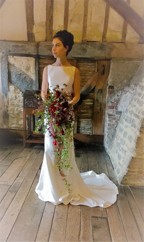 Hanging Wedding Bouquet Brides, Victorian Wedding Bouquet, Hanging Bouquet Wedding, Anne Of Cleves, Dream Wedding Ideas Dresses, Burgundy Flowers, Wedding Mood, Dreamy Wedding, Pretty Wedding