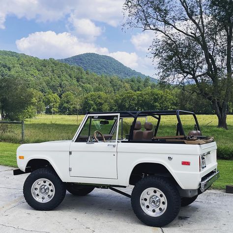 White Vintage Convertible Bronco parked looking at beautiful green mountains Ford Bronco Convertible, Old Bronco Ford, 1960 Convertible, Bronco Convertible, Car Trip Essentials, Car Date, Old Ford Bronco, Baja Trucks, Old Bronco