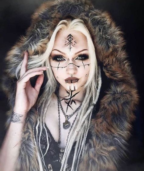 UNLEASH THE VIKING auf Instagram: „😍⚔️🖤 • ⚠️Follow us @unleashtheviking for more ⚠️ ⚠️Follow us @unleashtheviking for more ⚠️ • Credit: @xelenah_elfyra • #shieldmaiden…“ Pagan Makeup, Warrior Makeup, Viking Makeup, Vikings Halloween, Viking Warrior Woman, Viking Cosplay, Creepy Halloween Makeup, Viking Wedding, Viking Costume