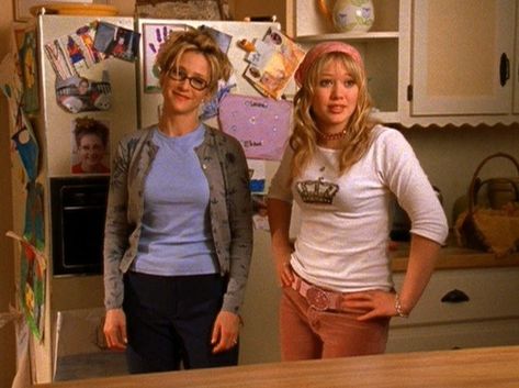 126 Thoughts You Have While Watching "The Lizzie McGuire Movie" For The First Time Lizzie Mcguire Movie, The Cheetah Girls, Lucy Lawless, Hillary Duff, Early 2000s Fashion, Emperors New Groove, Tv Show Outfits, Hair Icon, New Groove