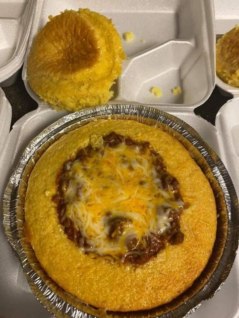 Chilli Cornbread Bowl Pork And Beef Chili, Chili Bowl Recipe, Cornbread Bowl, Chilli Cornbread, Beef Chili With Beans, Ham Hock Soup, Longhorn Parmesan Crusted Chicken, Edible Bowl, Delicious Cornbread