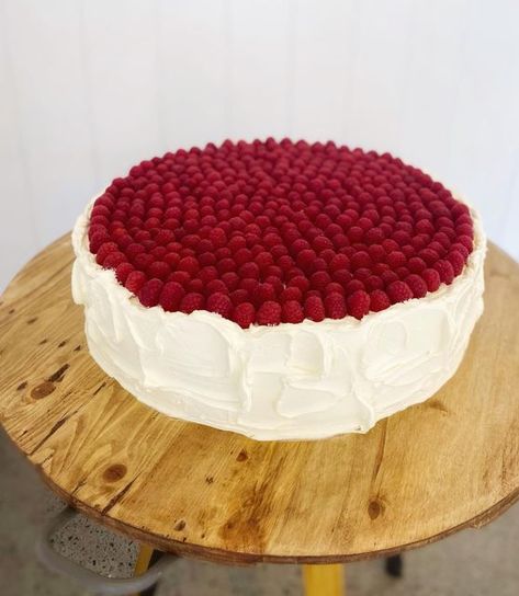 Samantha on Instagram: "Vanilla buttercake with lemon curd and vanilla Swiss and plenty of raspberries!" Raspberry Wedding, Berry Cake, Raspberry Cake, Cake Inspo, Sheet Cake, Lemon Curd, Pretty Cakes, Cute Cakes, Eat Cake