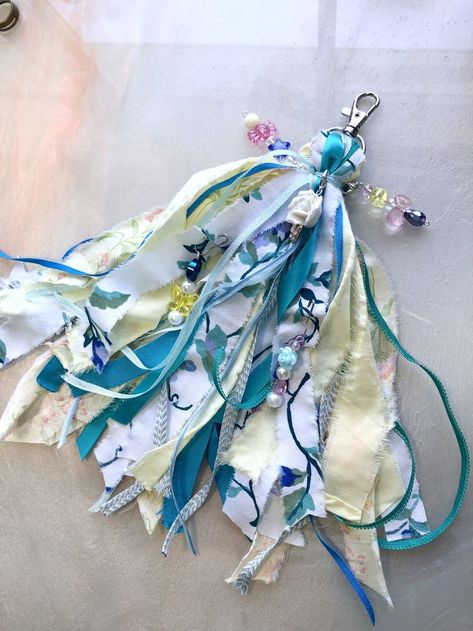 Ribbon Tassels Diy How To Make, How To Make Purse Tassels, Diy Boho Tassels, Diy Ribbon Tassel Keychain, Junk Journal Dangles Tutorial, Wool Tassels Diy, How To Make Tassels With Beads, Fabric Tassels Diy, Handmade Keyrings Diy