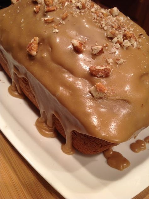 Easy Banana Nut Bread, Praline Frosting, Banana Nut Bread Recipe, Nut Bread Recipe, Pecan Praline, Caramel Frosting, Make Banana Bread, Banana Nut Bread, Nut Bread