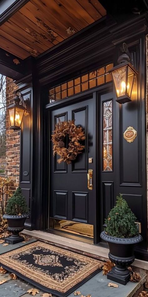 Front Porch Lighting Ideas, Porch Lighting Ideas, Black Front Door, Cabin Decorating, Fall Front Porch Decor Ideas, Front Porch Lighting, Front Porch Decor Ideas, Fall Front Porch Decor, Casa Vintage