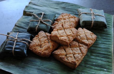 Lord Of The Rings Lembas Bread Recipe | HungryForever Food Blog Lembas Bread Recipe, Lembas Bread, Kitchen Princess, Hobbit Food, Hobbit Party, Geek Food, Banana Leaves, Yummy Yummy, Food Themes