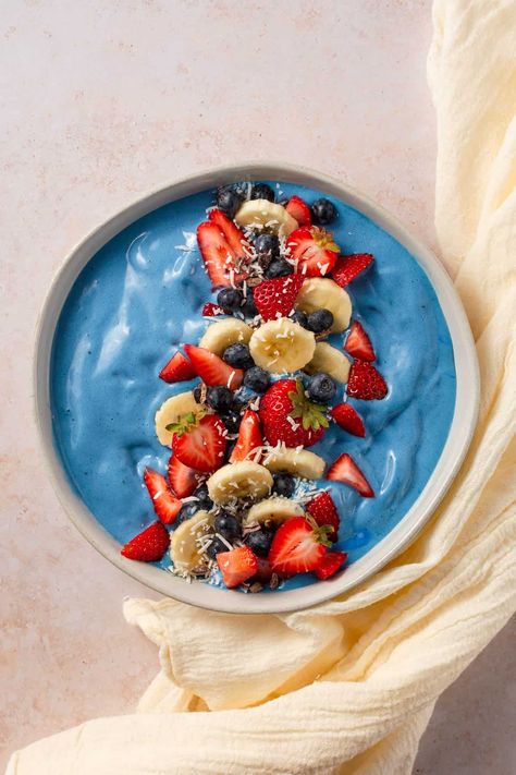 This delicious smoothie bowl recipe is packed with nutrients and easy to make! Fun for the Fourth of July or to turn into a mermaid smoothie bowl! Blue Majik Smoothie Bowl, Smoothie Bowl Meal Prep, Blue Spirulina Smoothie Bowl, Blue Acai Bowl, Mermaid Smoothie, Blue Smoothie Bowl, Blue Spirulina Smoothie, Fruit Smoothies Healthy, Smoothie Bowl Base