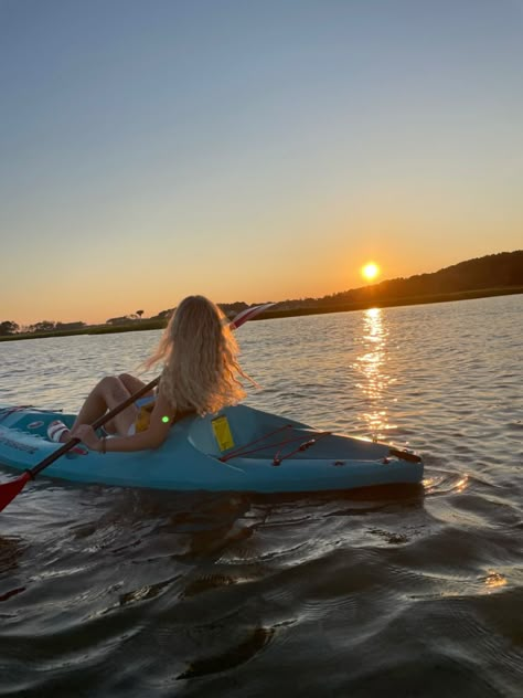 Beach Kayak Aesthetic, Kayaking Outfit Aesthetic, Kayaking Aesthetic Lake, Kayak Aesthetic Photos, Kyacking Pictures Aesthetic, Kayaks Aesthetic, Kayak Instagram Pictures, Lakehouse Aesthetics, Aesthetic Kayaking Pictures