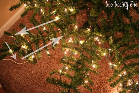 How to put lights on a Christmas tree! Genius! Christmas Lights Outdoor Trees, Xmas Tree Lights, Christmas Lights Wallpaper, Christmas Lights Outside, Fake Christmas Trees, Diy Christmas Lights, Hanging Christmas Lights, Cheap Christmas Diy, Christmas House Lights