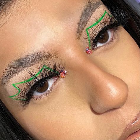 Christmas Graphic Liner, Christmas Eyeliner Looks, Christmas Eyeliner, 2023 Makeup, Christmas Makeup Look, Graphic Eyeliner, Makeup Board, Cake Face, Morning Routines