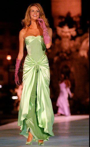 17 Pins til for tavlen Honey - ingeborg.wendel@gmail.com - Gmail Elle Macpherson Runway, Green Dress 2023, Iconic Dresses Of All Time, Vintage Runway Dresses, Cooler Style, 90s Runway Fashion, Vintage Runway, Elle Macpherson, Prom Dress Inspiration