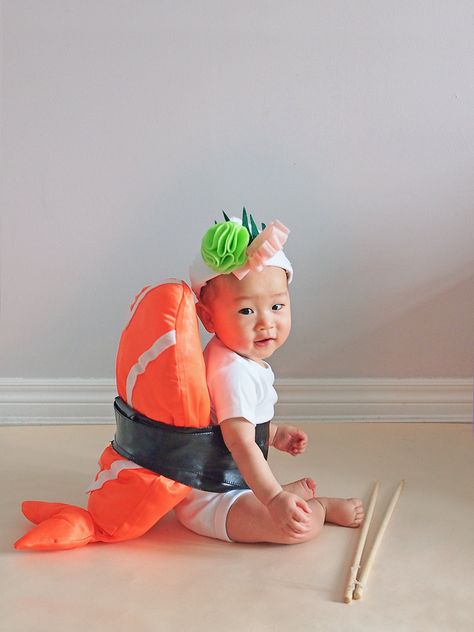 Halloween is around the corner. If you’ve been looking for some creative DIY costumes for kids or your baby, here's a tutorial to make a sushi costume Halloween Baby Costumes Girl, Food Themed Halloween Costumes, Diy Baby Costume Girl, Disney Baby Costume, Diy Baby Costumes For Boys, First Halloween Costume Girl, Diy Newborn Halloween Costumes, Baby Costumes Diy, Baby Dumpling Costume