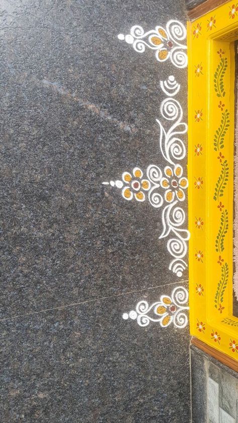 Side Door Rangoli Design, Muggu With Flowers, Rangoli Designs For Door Steps, Gate Rangoli Design, Alpana Designs Border, Border Alpona Designs Simple, Diwali Border Rangoli, Rangoli Designs For Door Border, Rangoli Designs Door Border