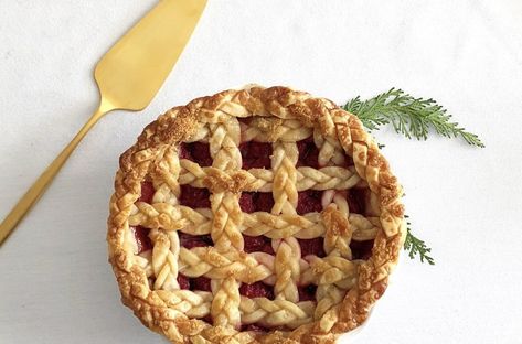 Mini Pies Tips & Tricks – A Carrie'd Affair Blog Sugar Free Pecan Pie, Raspberry Pie Recipe, Apple Cranberry Pie, Baking Pies, Pie Crust Designs, Peach Pie Recipes, Raspberry Pie, Pie Crusts, Sugar Free Syrup