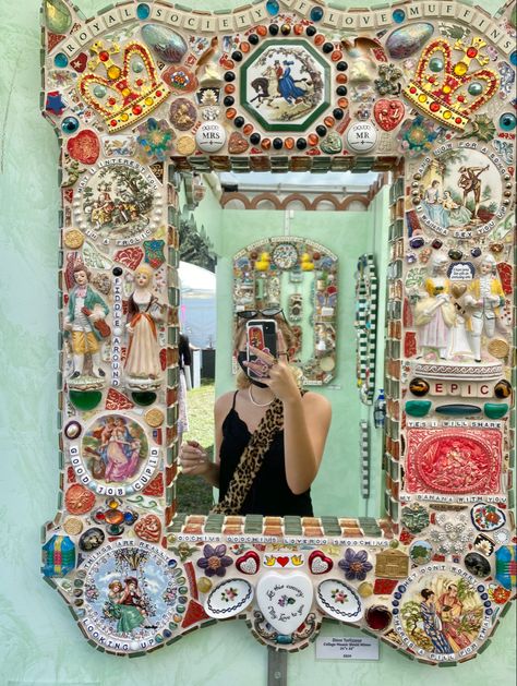 Mosaic Mirror Frame Ideas, Mosaic Tile Crafts Ideas, Diy Decorative Mirror Frames, Diy Mosaic Mirror Frame, Mosaic Mirrors Ideas Diy, Diy Mosaic Mirror, Upcycle Mosaic, Mosaic Mirror Art, Mosiacs Projects Diy