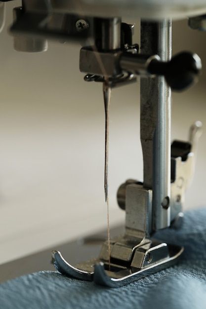 Free photo sewing machine working | Free Photo #Freepik #freephoto #sewing #needle #sewing-tools #tailor Thread Photography, Sewing Aesthetic, Sewing Photography, Fashion Still Life, Repair Clothes, Sewing Needle, Sewing Tools, Sewing Thread, Product Photography