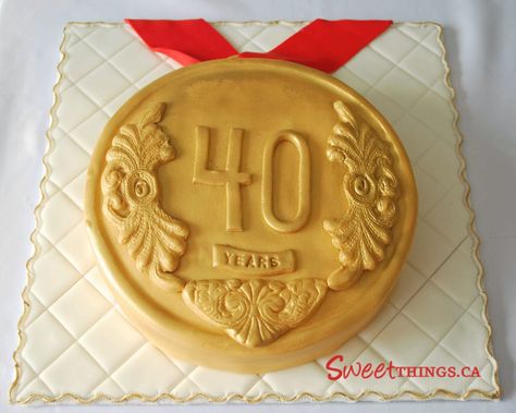 SweetThings: Gold Medal Cake Gold Medal Cake, Birthday Cake Gold, Sue Barker, Girl Birthday Cake, Graduation Party Cake, Sports Theme Birthday, Soccer Bag, Sports Birthday Party, Babymoon Photos