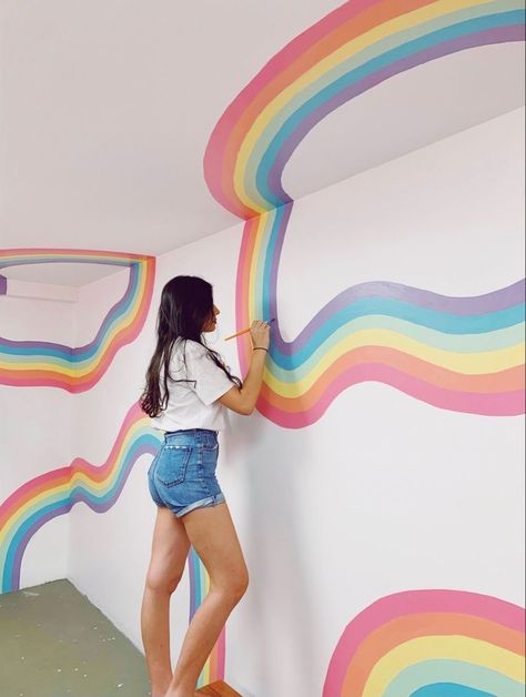 Bed And Wall Gap Filler, Rainbow Aesthetic Room, Fun Wall Painting Ideas, Home Murals Ideas, Paredes Aesthetic, Rainbow Room Aesthetic, Line Mural, Funky Wall Paint Ideas, Rainbow Wall Mural