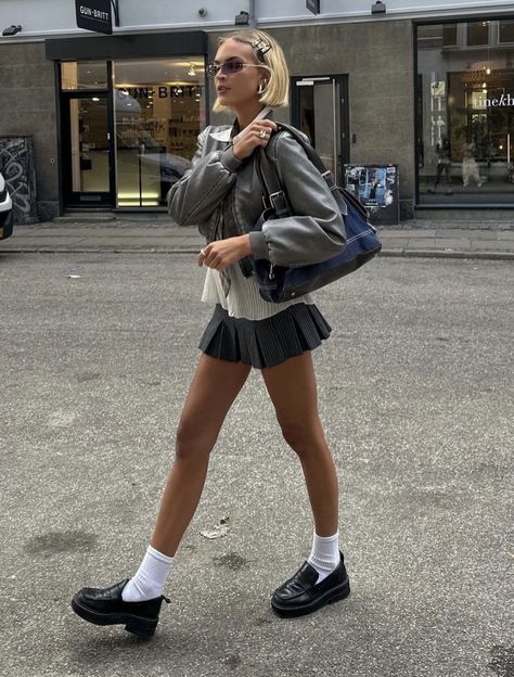 Tennis Skirt Outfit Formal, Should I Cut My Hair, Hailey Bieber Fashion, Fall Leather Boots, Fall Leather, Inspiration Aesthetic, Paris Outfits, Looks Black, Outfit Inspo Fall