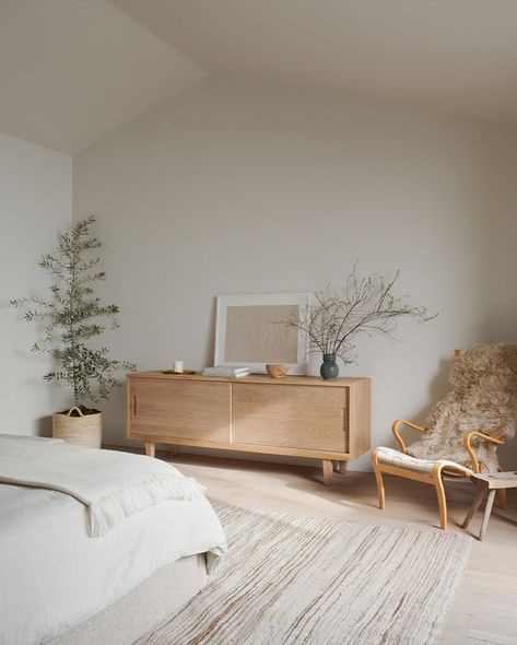 Light Oak Furniture, Japandi House, Light Oak Floors, Oak Bedroom Furniture, Oak Bedroom, Dekorasi Kamar Tidur, Interior Room, Bedroom Dresser, Jenni Kayne