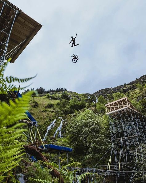 • @xgames Glad you’re good @jimbomonro 😟 Jim took a heavy slam at #RedBullHardline and somehow got away with only a concussion. Dudes built different. Swipe to see how gnarly this gap really is 📹  @joshfuckingwilliams 📸 @nfd.media & @moonhead_media #XGames #MTB Mtb Aesthetic, Biking Aesthetic, Freeride Mtb, Built Different, Downhill Bike, Downhill Mtb, Mtb Bike Mountain, Bike Art, Mtb Bike