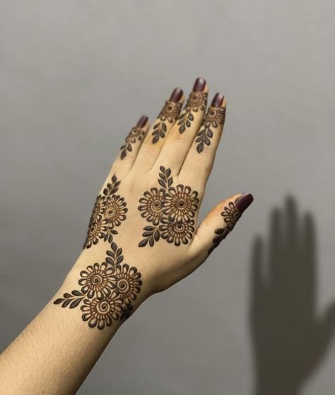 Different Mehendi Styles, Short Mehndi Design Aesthetic Back, Mehendhi Designs Aesthetic, Aesthetic Back Hand Mehndi Designs, Mahadi Design Simple, Short Hand Mehndi, Mahndi Pic Simple, Mehandi Designs Back Hands, Short Mehendi