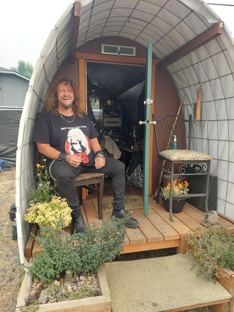 Tiny House From Shed, Diy Glamping Tent, Pallet Fort, Homeless Shelter Ideas, Apocalypse House, Shed Living, Homeless Shelter Design, Mini Cabins, Micro Cabin