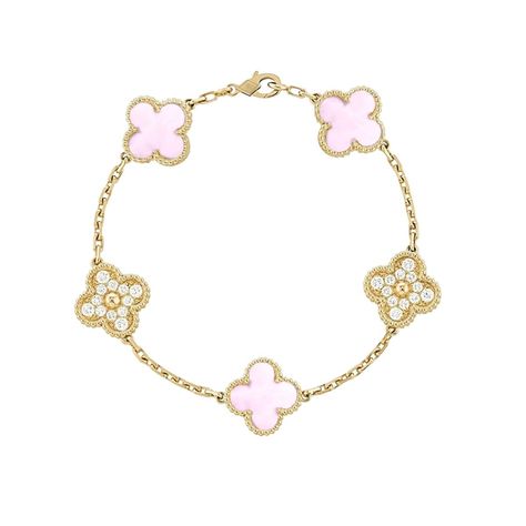 قلادات متدلي�ة, Clover Bracelet, Jewelry Accessories Ideas, Girly Accessories, Classy Jewelry, Jewelry Essentials, Jewelry Lookbook, Birthday Wishlist, Elegant Bracelet