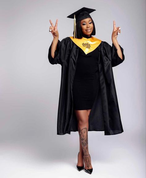 Graduation Poses For Ladies, Creative Shot For Graduation Studio, Convocation Photoshoot, Creative Shot For Graduation, Graduation Wear, Graduation Looks, Career Woman Fashion, Graduation Pictures Poses, Cap And Gown Pictures