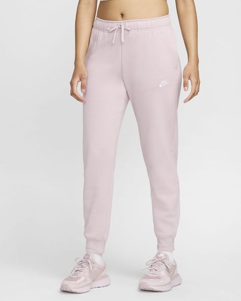 Club Fleece, universally loved for its coziness and consistency, is for everyone. These mid-rise Club Fleece pants have a soft, familiar feel that makes it easy to stay warm and comfortable. Shown: Platinum Violet/White Style: DQ5191-019 Cute Nike Sweats, Pink Nike Sweatpants, Nike Joggers Women, Joggers Women, Nike Sportswear Club Fleece, Cute Nike, Nike Sweats, Xmas List, Nike Joggers