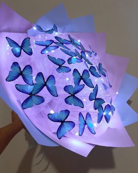 Butterfly Bouquet, Diy Bouquet Wrap, Butterflies Flowers, Bouquet Wrap, Flower Therapy, Matching Couple Outfits, Flower Lights, Diy Bouquet, Foto Ideas Instagram