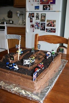 Dirt Bike Cake, Bolo Motocross, Motorbike Cake, Bike Cake, Bike Birthday Parties, Dirt Bike Party, Bike Garage, Bike Birthday, Bike Cakes