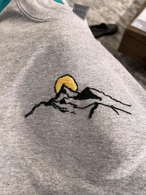 Embroidery Clothes Sweatshirts & Hoodies, Embroidery Sweatshirt Diy, Sweatshirt Embroidery Diy, Embroidered Sweatshirt Ideas, Diy Embroidered Sweatshirt, Embroidery Sweatshirt Ideas, Sweatshirt Embroidery Ideas, Diy Embroidery Shirt, Embroidery Items