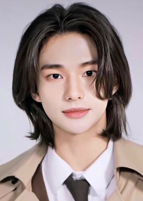 Hyunjin Hairstyle Mullet, Hyujin Hair, Hyunjin Long Hair, Korean Boy Hairstyle, Hairstyles Boys, Tomboy Haircut, Long Hair Style, Monochrome Makeup Look, Mullet Haircut